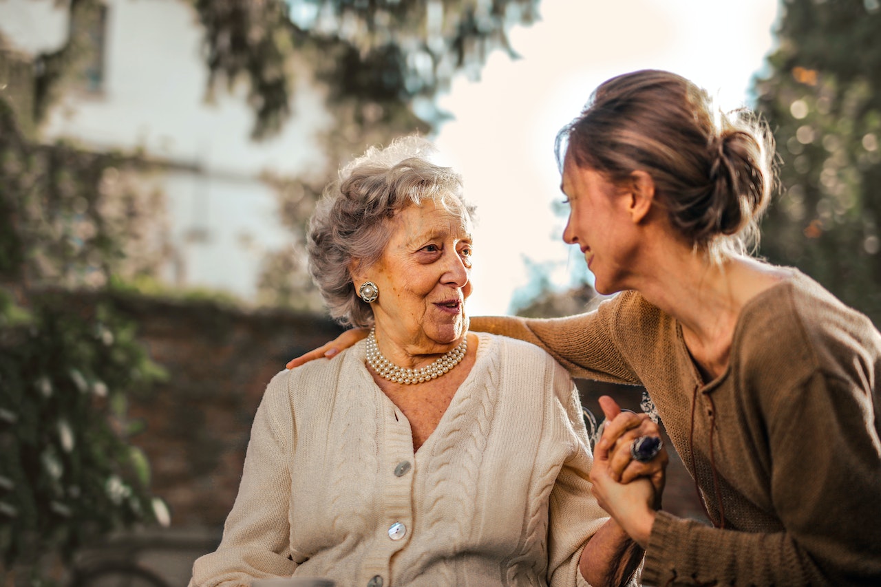 Jak znaleźć odpowiednie wsparcie i opiekę dla starszych osób?